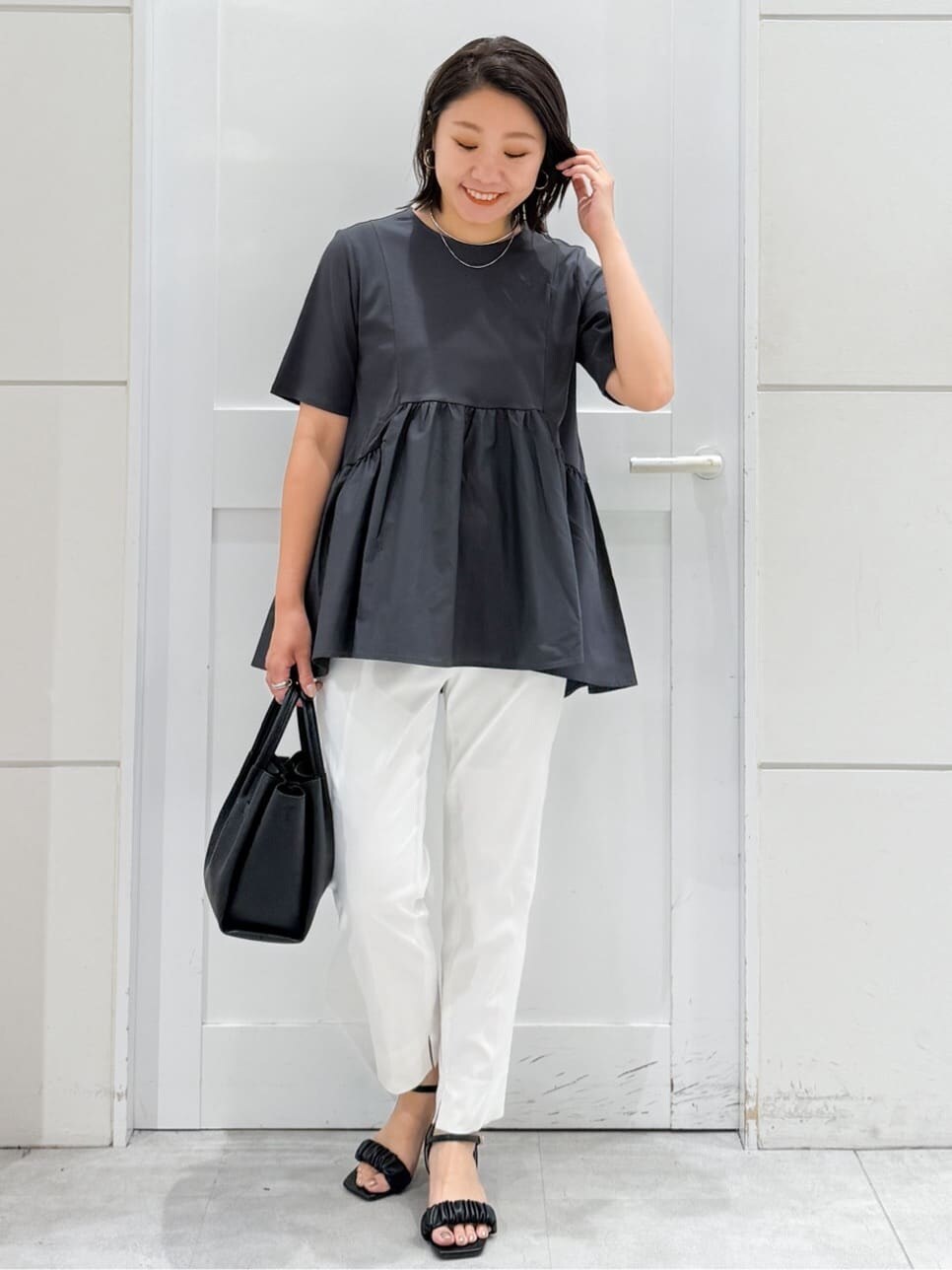 グレー系のTシャツ/カットソー、ホワイト系のその他パンツ、ブラック系のサンダルを着用したレディースの夏コーディネートの5枚目の写真