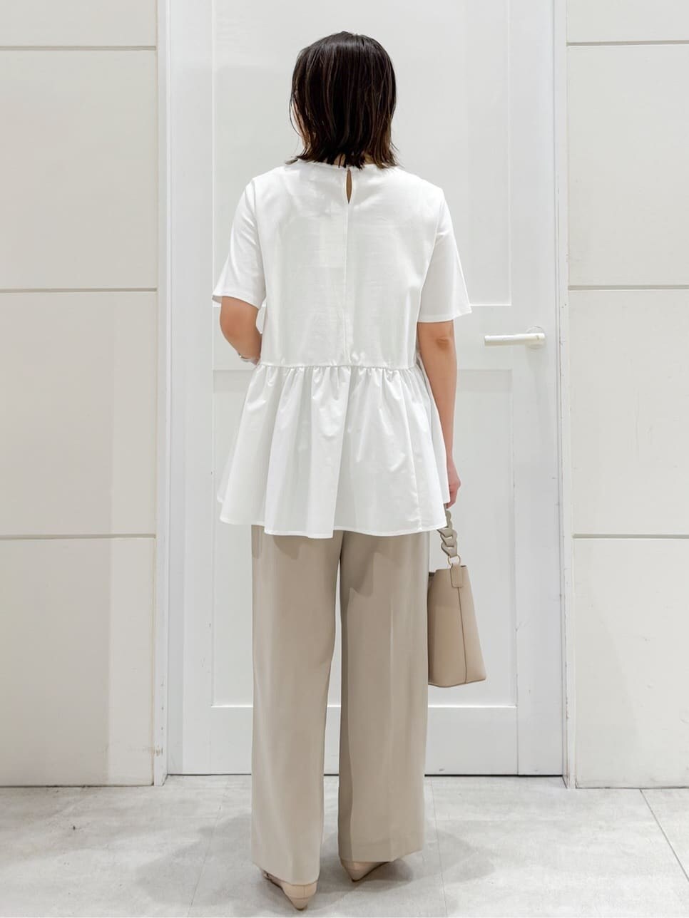 ホワイト系のTシャツ/カットソー、ベージュ系のその他パンツ、ベージュ系のショルダーバッグを着用したレディースの夏コーディネートの9枚目の写真