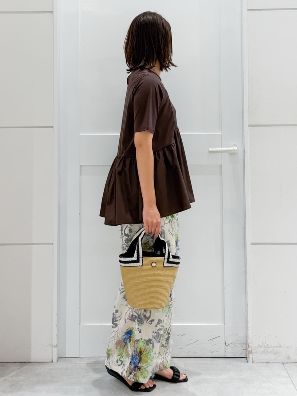 ブラウン系のTシャツ/カットソー、ベージュ系のその他パンツ、ベージュ系のトートバッグを着用したレディースの夏コーディネートの8枚目の写真