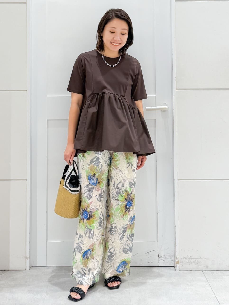 ブラウン系のTシャツ/カットソー、ベージュ系のその他パンツ、ベージュ系のトートバッグを着用したレディースの夏コーディネートの4枚目の写真