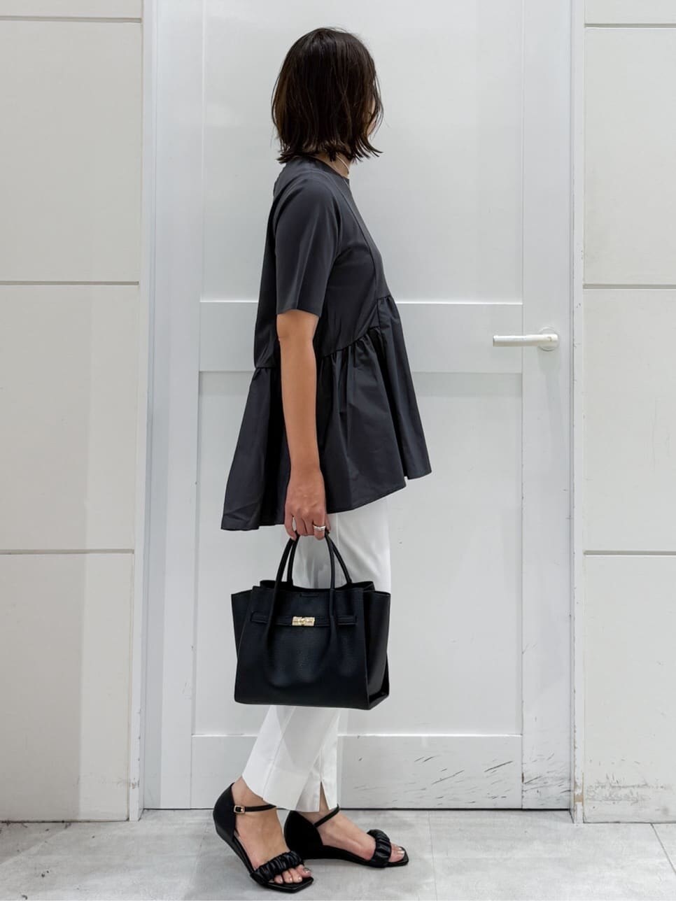 グレー系のTシャツ/カットソー、ホワイト系のその他パンツ、ブラック系のサンダルを着用したレディースの夏コーディネートの8枚目の写真