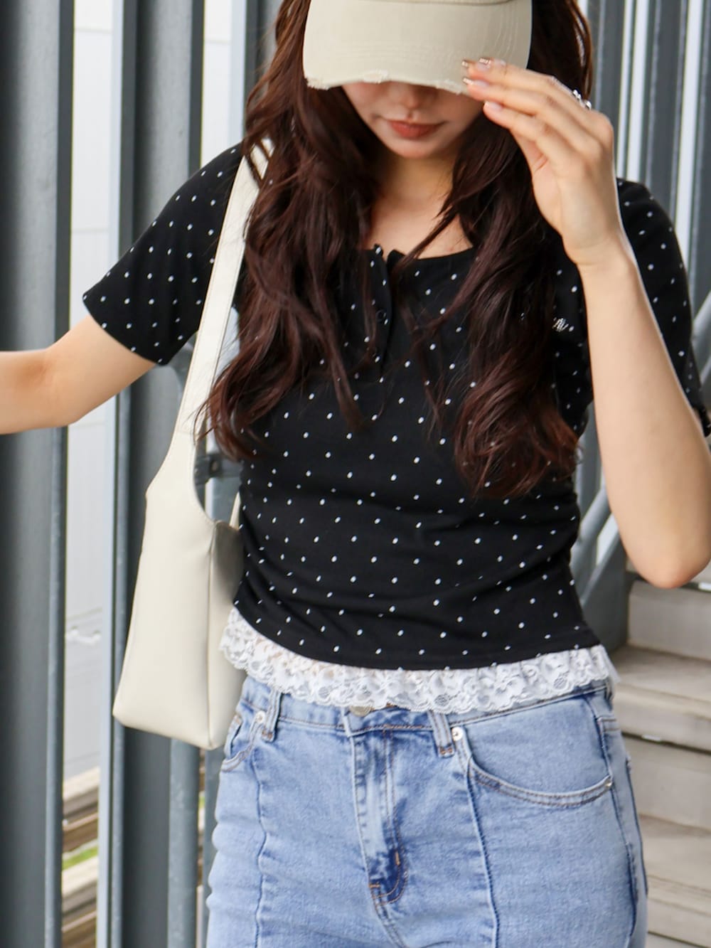 グレー系のTシャツ/カットソーを着用したレディースの夏コーディネートの8枚目の写真