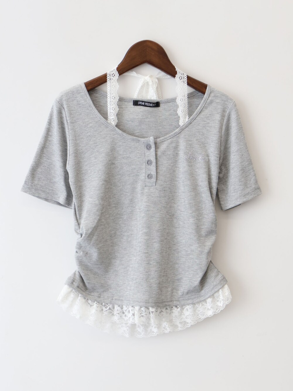 グレー系のTシャツ/カットソーを着用したレディースの夏コーディネートの2枚目の写真