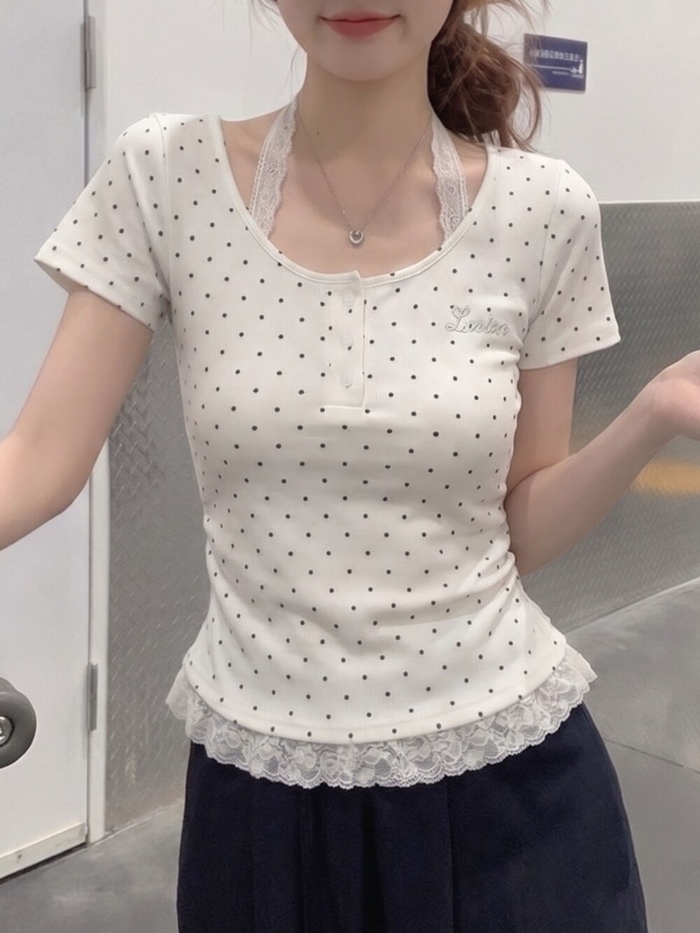 グレー系のTシャツ/カットソーを着用したレディースの夏コーディネートの7枚目の写真