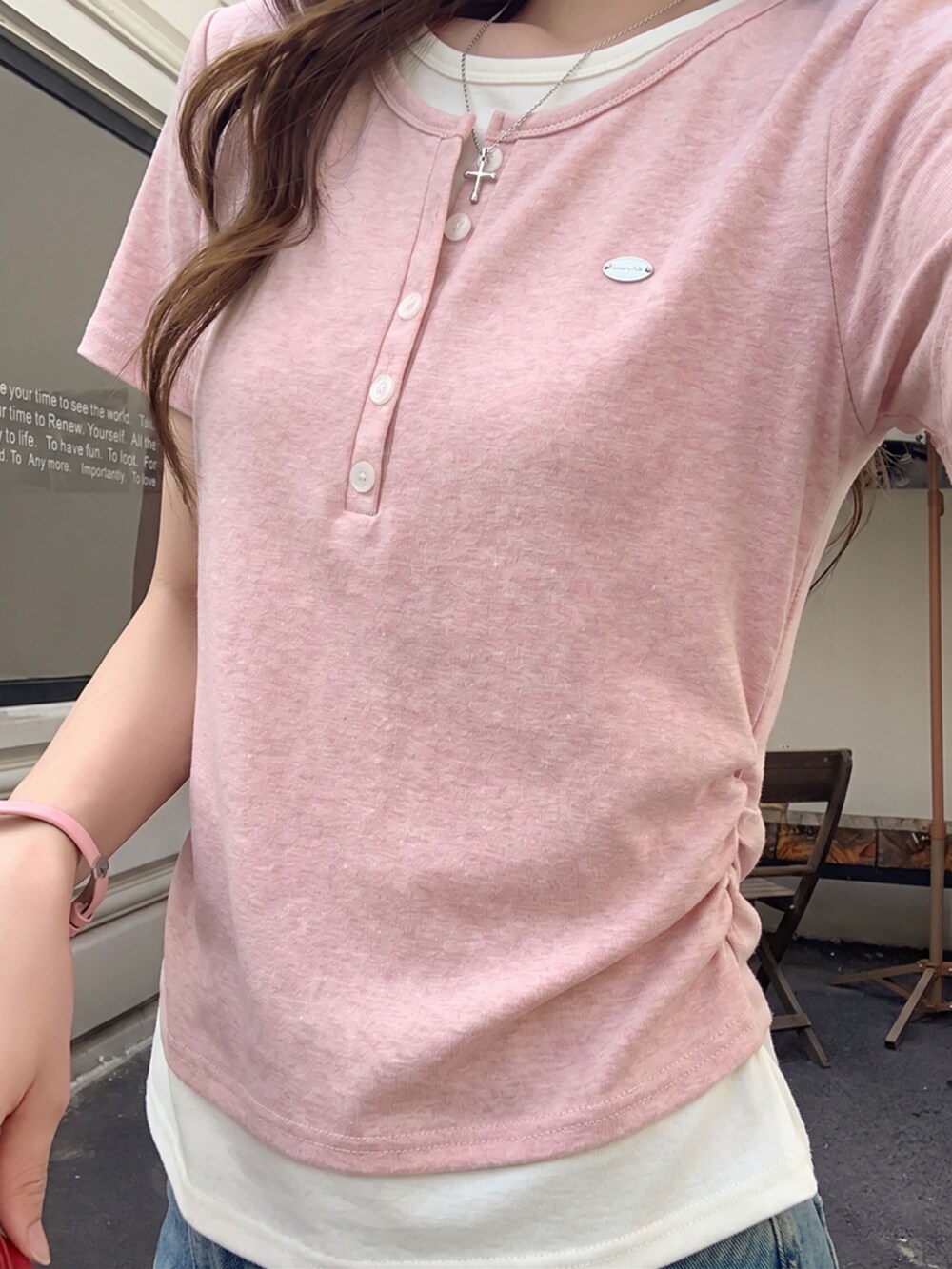 ピンク系のTシャツ/カットソーを着用したレディースの夏コーディネートの2枚目の写真