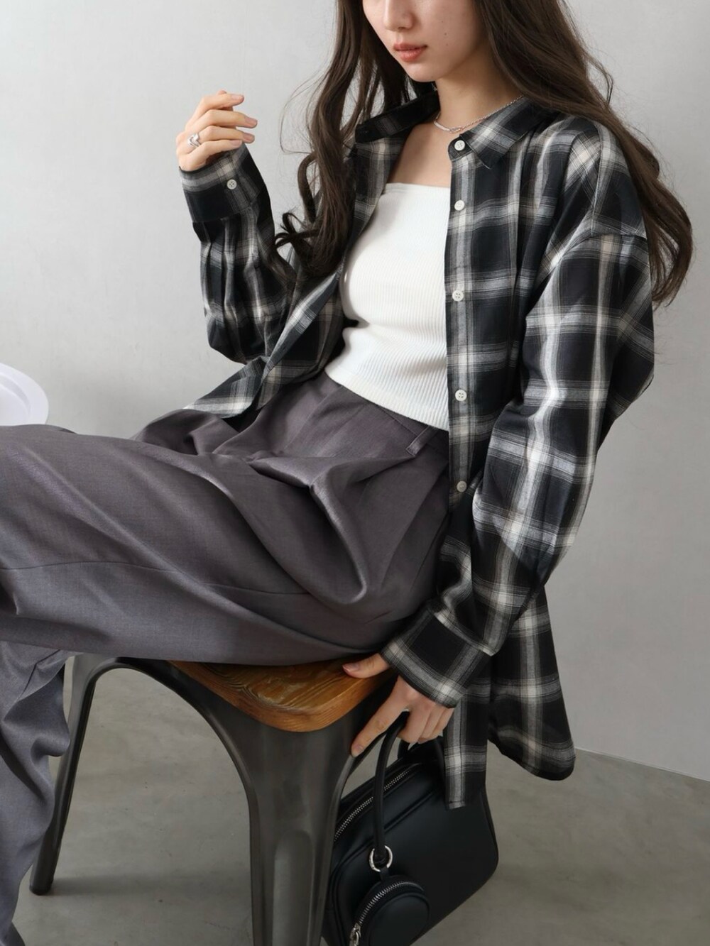 ブルー系のシャツ/ブラウス、ベージュ系のパンツを着用したレディースの春コーディネートの3枚目の写真