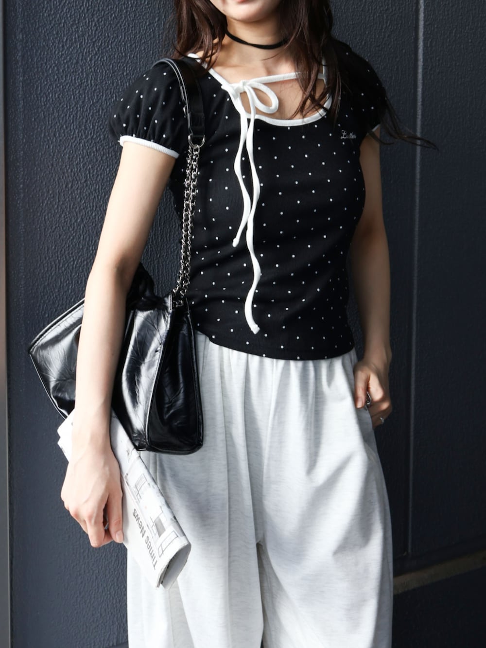 グレー系のスウェットパンツ、ブラック系のショルダーバッグ、ブラック系のTシャツ/カットソーを着用したレディースの夏コーディネートの2枚目の写真