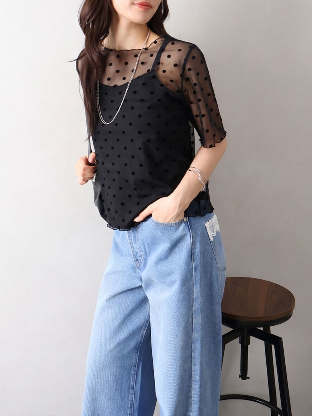 ブルー系のデニムパンツ、ブラック系のTシャツ/カットソーを着用したレディースの夏コーディネートの2枚目の写真
