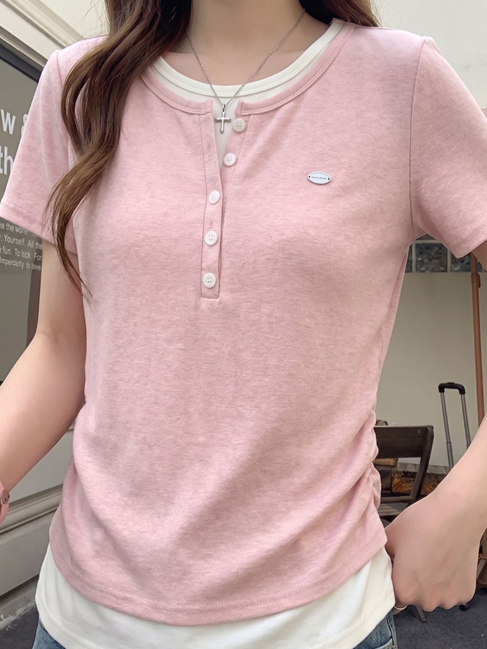 ピンク系のTシャツ/カットソーを着用したレディースの夏コーディネートの3枚目の写真