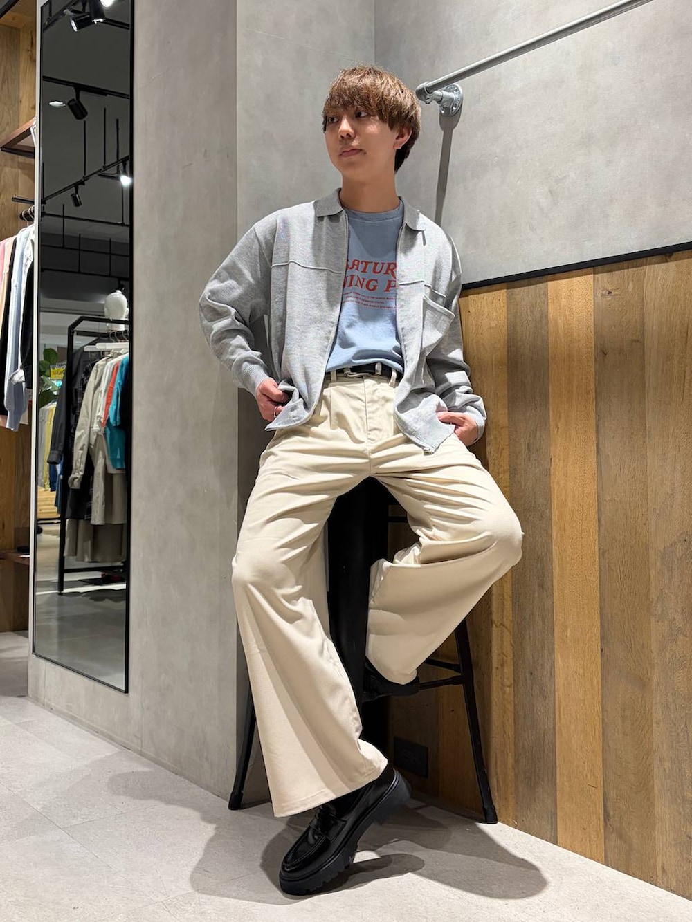 ホワイト系のスラックス、ブラック系のドレスシューズ、グレー系のシャツ/ブラウスを着用したメンズの春コーディネートの2枚目の写真