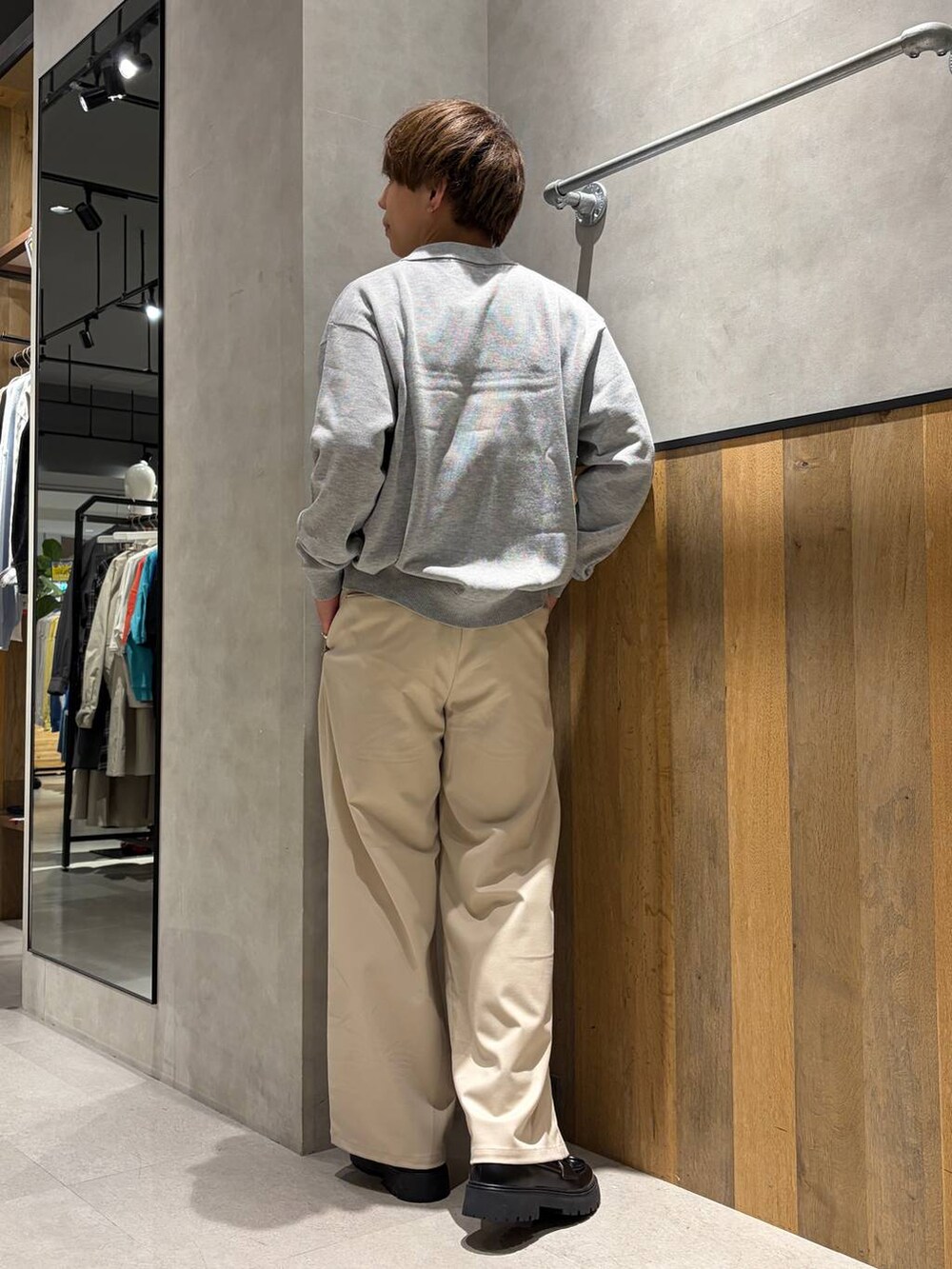 ホワイト系のスラックス、ブラック系のドレスシューズ、グレー系のシャツ/ブラウスを着用したメンズの春コーディネートの5枚目の写真