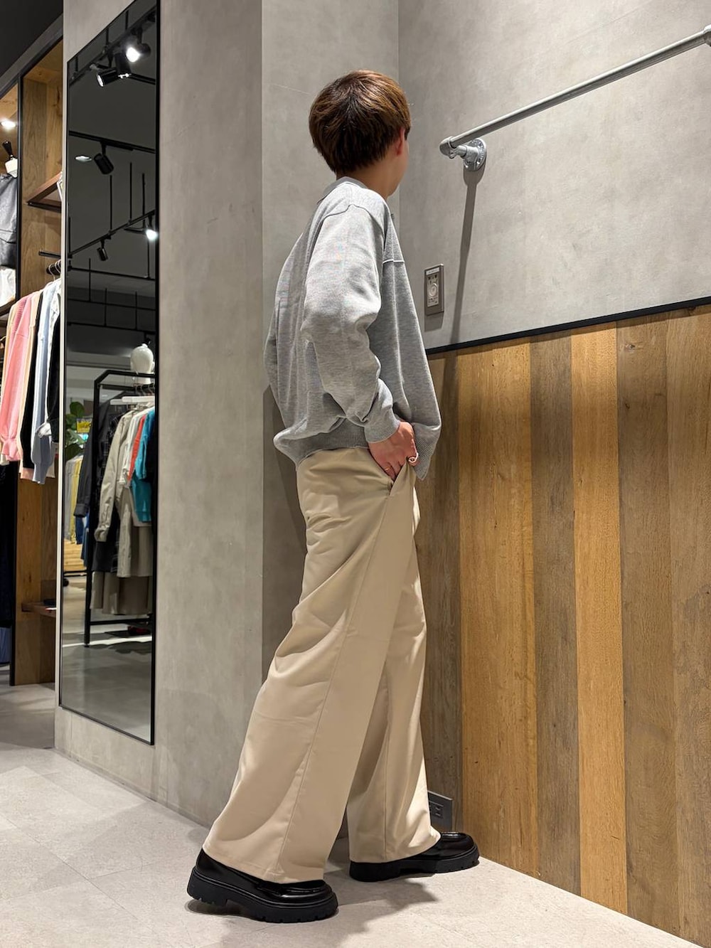 ホワイト系のスラックス、ブラック系のドレスシューズ、グレー系のシャツ/ブラウスを着用したメンズの春コーディネートの4枚目の写真