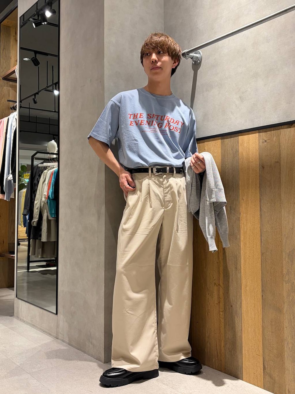 ホワイト系のスラックス、ブラック系のドレスシューズ、グレー系のシャツ/ブラウスを着用したメンズの春コーディネートの3枚目の写真