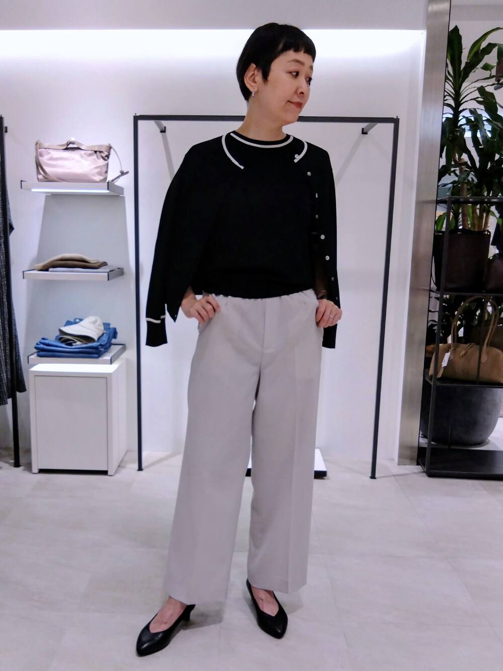ブラック系のカーディガン/ボレロ、ブラック系のニット/セーターを着用したレディースの夏コーディネートの8枚目の写真