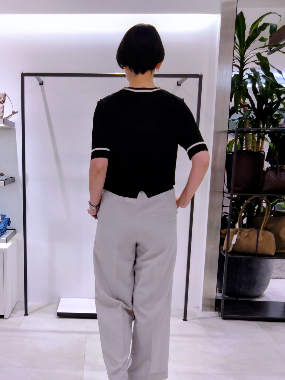 ブラック系のカーディガン/ボレロ、ブラック系のニット/セーターを着用したレディースの夏コーディネートの5枚目の写真