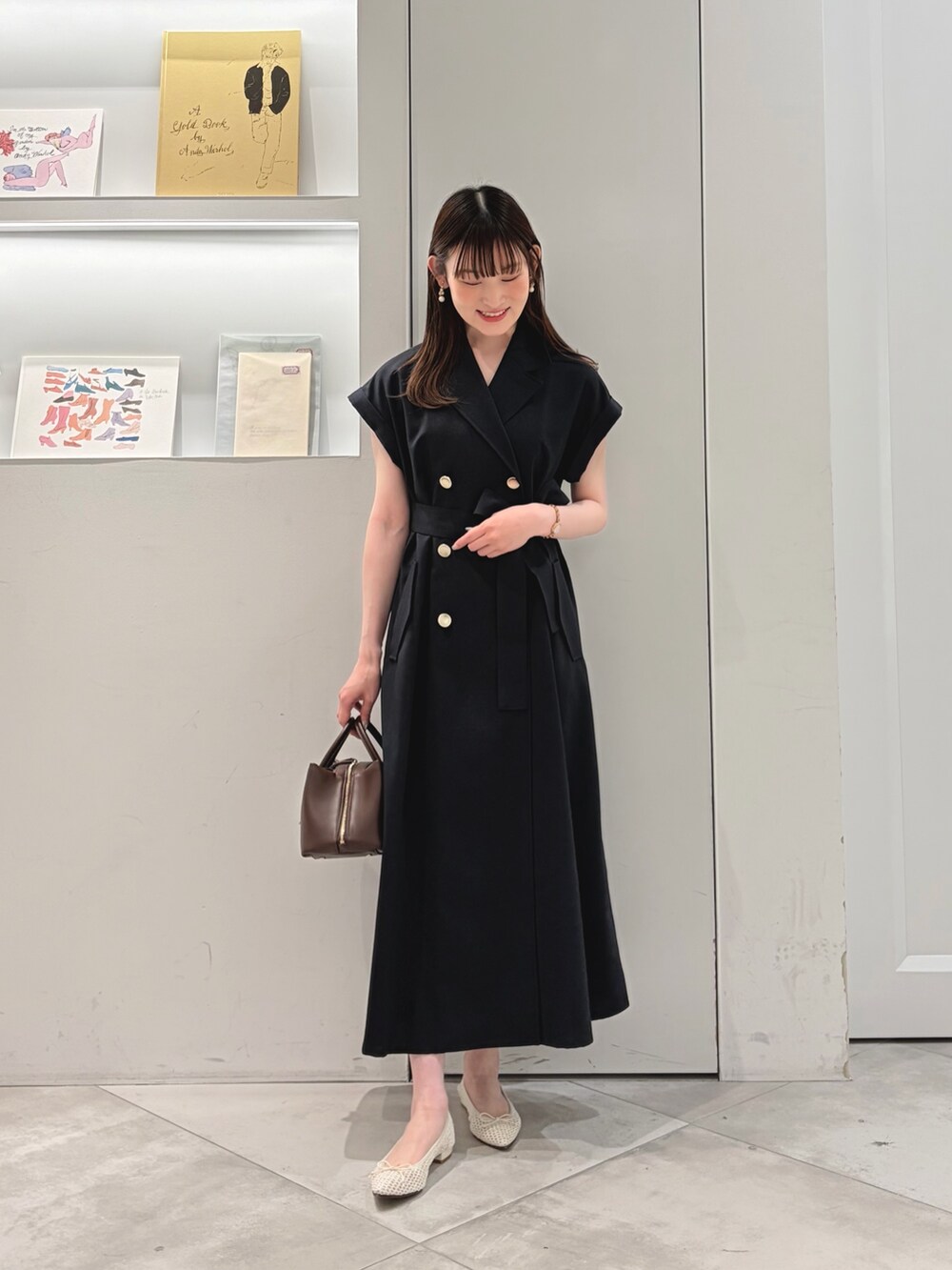 ブルー系のワンピース、ブラウン系のボストンバッグを着用したレディースの夏コーディネートの2枚目の写真