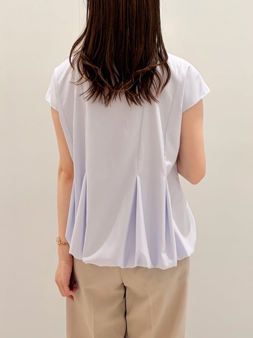 ブルー系のシャツ/ブラウス、ベージュ系のその他パンツ、ホワイト系のショルダーバッグを着用したレディースの夏コーディネートの5枚目の写真