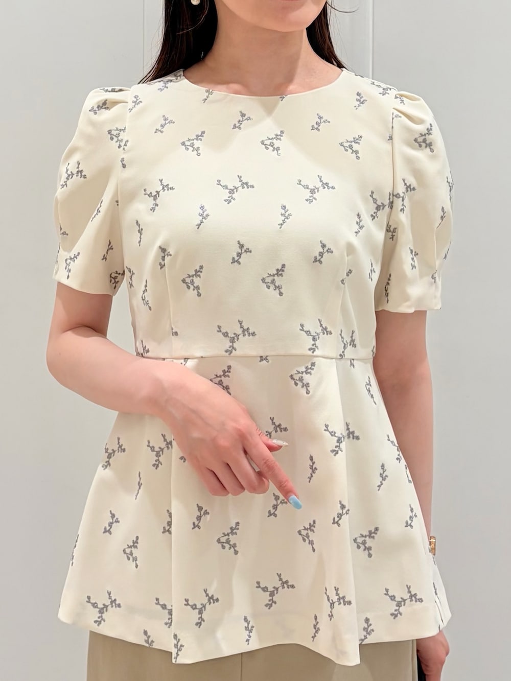 ホワイト系のシャツ/ブラウス、ベージュ系のスカート、ブラック系のかごバッグを着用したレディースの夏コーディネートの4枚目の写真