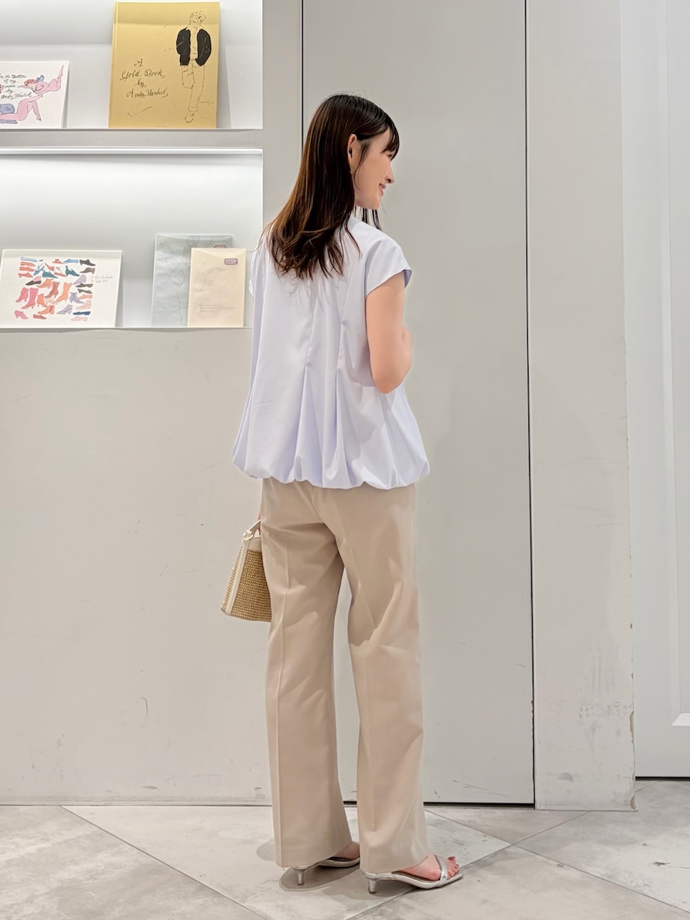ブルー系のシャツ/ブラウス、ベージュ系のその他パンツ、ホワイト系のショルダーバッグを着用したレディースの夏コーディネートの3枚目の写真
