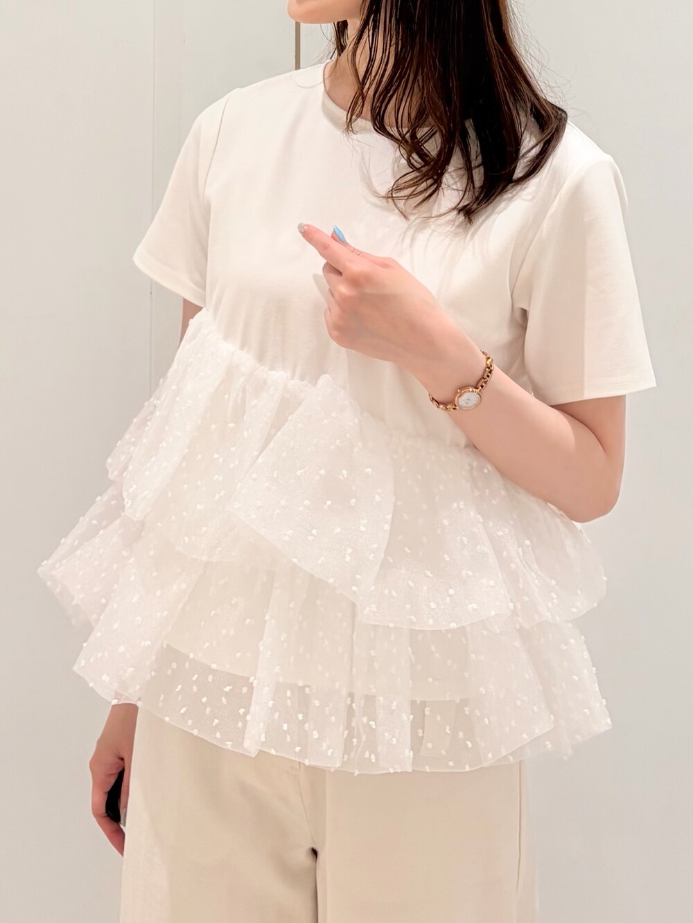 ホワイト系のTシャツ/カットソー、ホワイト系のその他パンツ、ホワイト系のトートバッグを着用したレディースの夏コーディネートの4枚目の写真