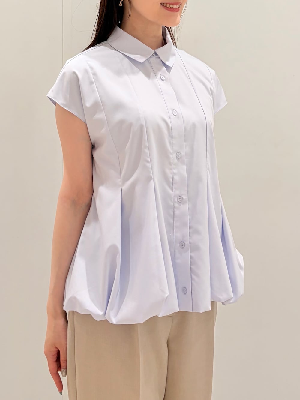 ブルー系のシャツ/ブラウス、ベージュ系のその他パンツ、ホワイト系のショルダーバッグを着用したレディースの夏コーディネートの4枚目の写真