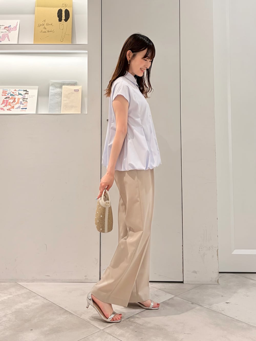 ブルー系のシャツ/ブラウス、ベージュ系のその他パンツ、ホワイト系のショルダーバッグを着用したレディースの夏コーディネートの2枚目の写真