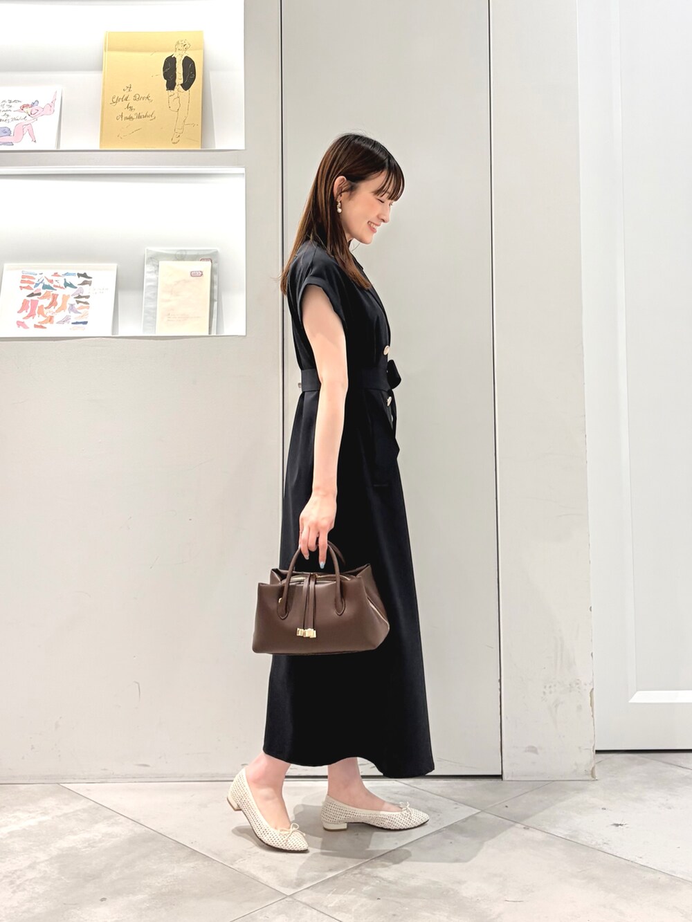 ブルー系のワンピース、ブラウン系のボストンバッグを着用したレディースの夏コーディネートの3枚目の写真