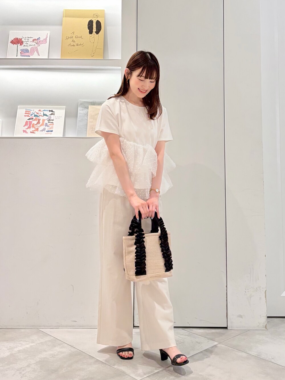ホワイト系のTシャツ/カットソー、ホワイト系のその他パンツ、ホワイト系のトートバッグを着用したレディースの夏コーディネートの2枚目の写真