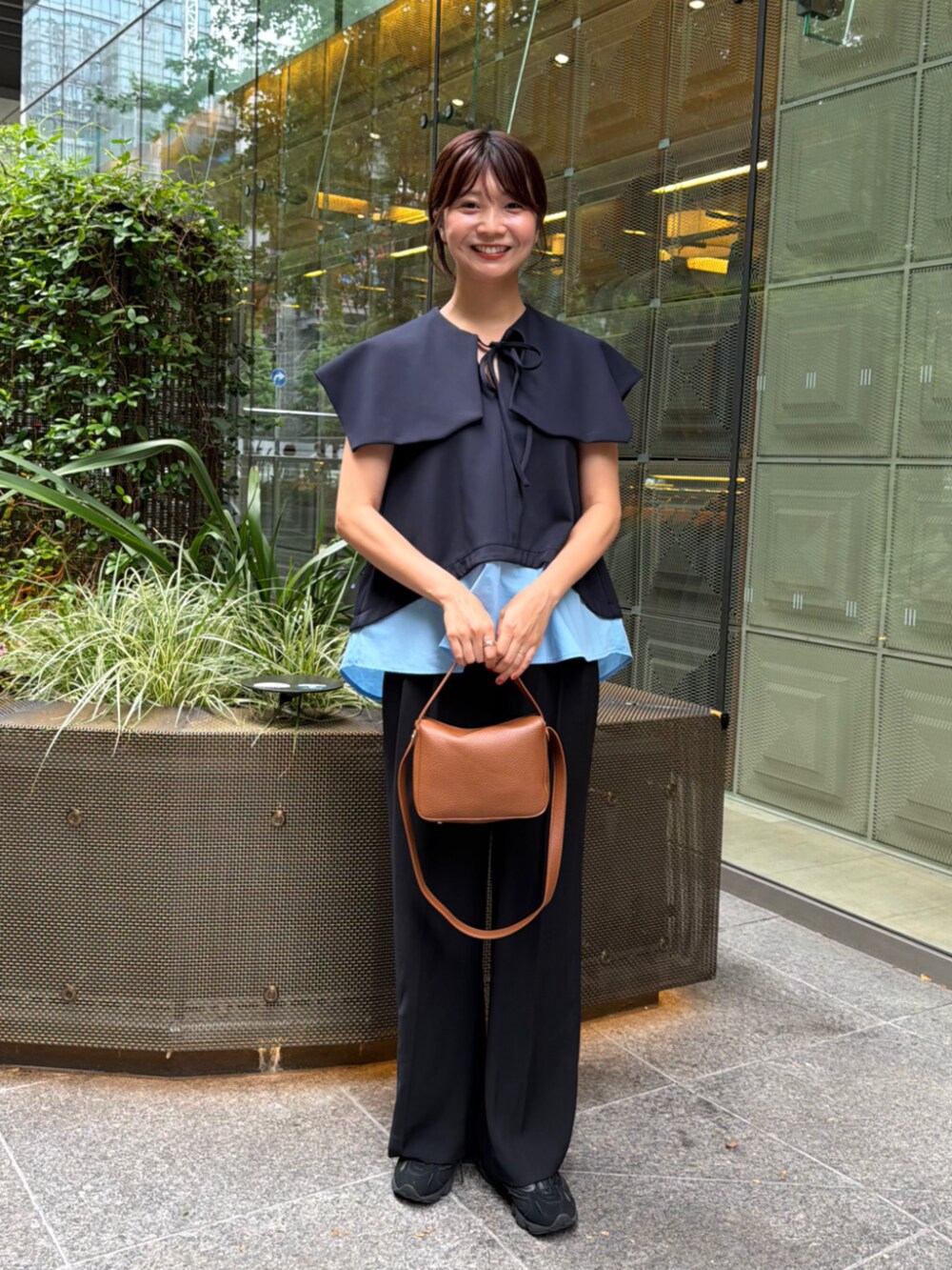 イエロー系のハンドバッグを着用したレディースの夏コーディネートの2枚目の写真