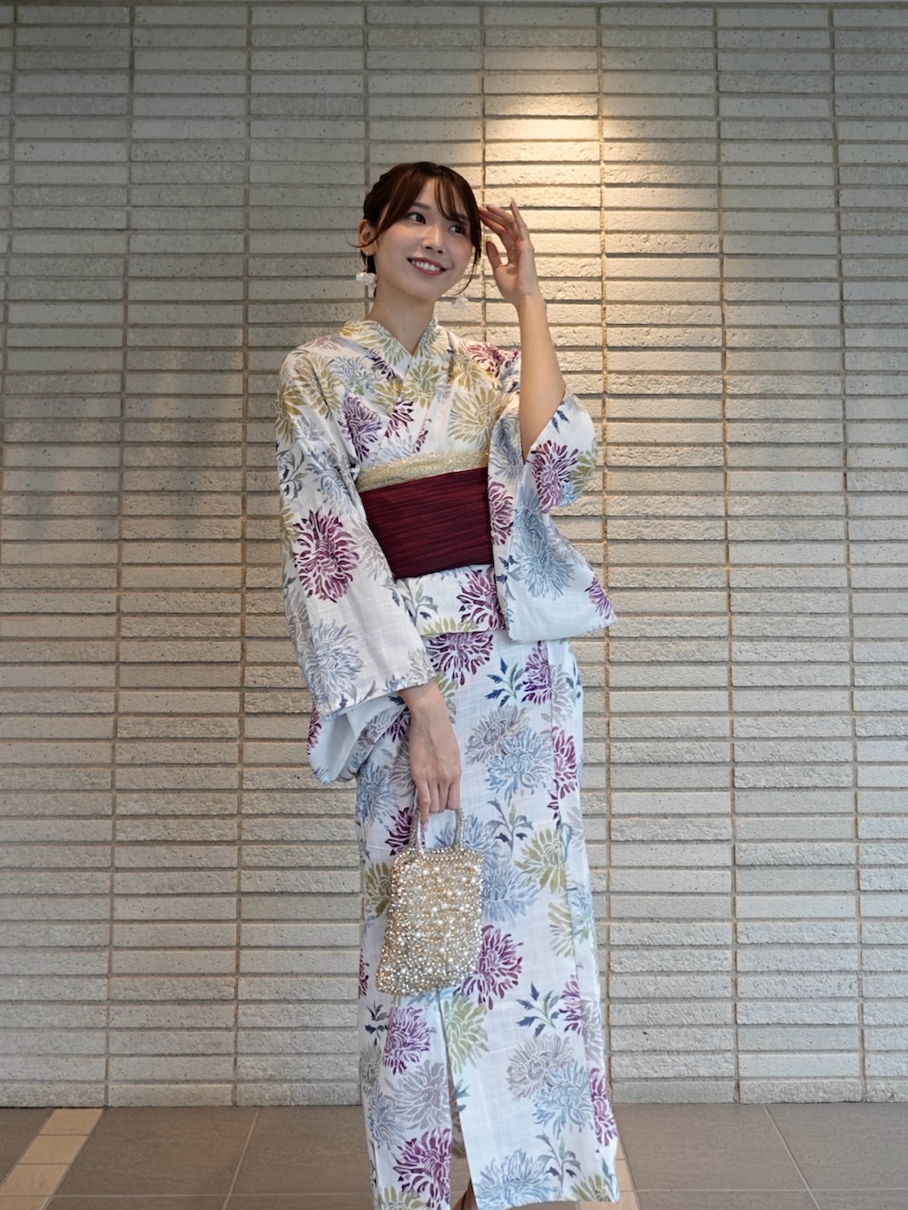 その他の浴衣、ゴールド系の和装小物を着用したレディースの夏コーディネートの2枚目の写真