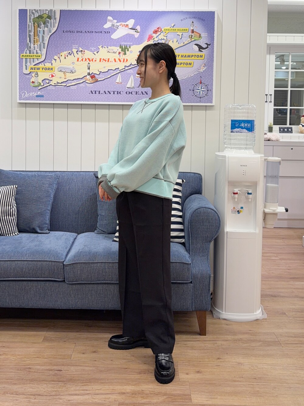 グレー系のTシャツ/カットソー、ブラック系のその他パンツ、ブラック系のトートバッグを着用したレディースの秋コーディネートの4枚目の写真