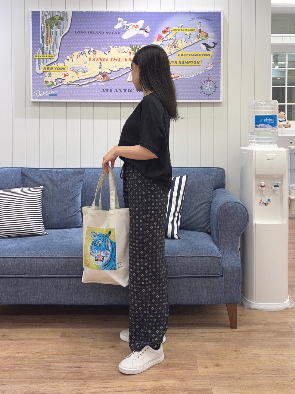 ブラック系のTシャツ/カットソー、ブルー系のその他パンツ、グレー系のトートバッグを着用したレディースの夏コーディネートの2枚目の写真