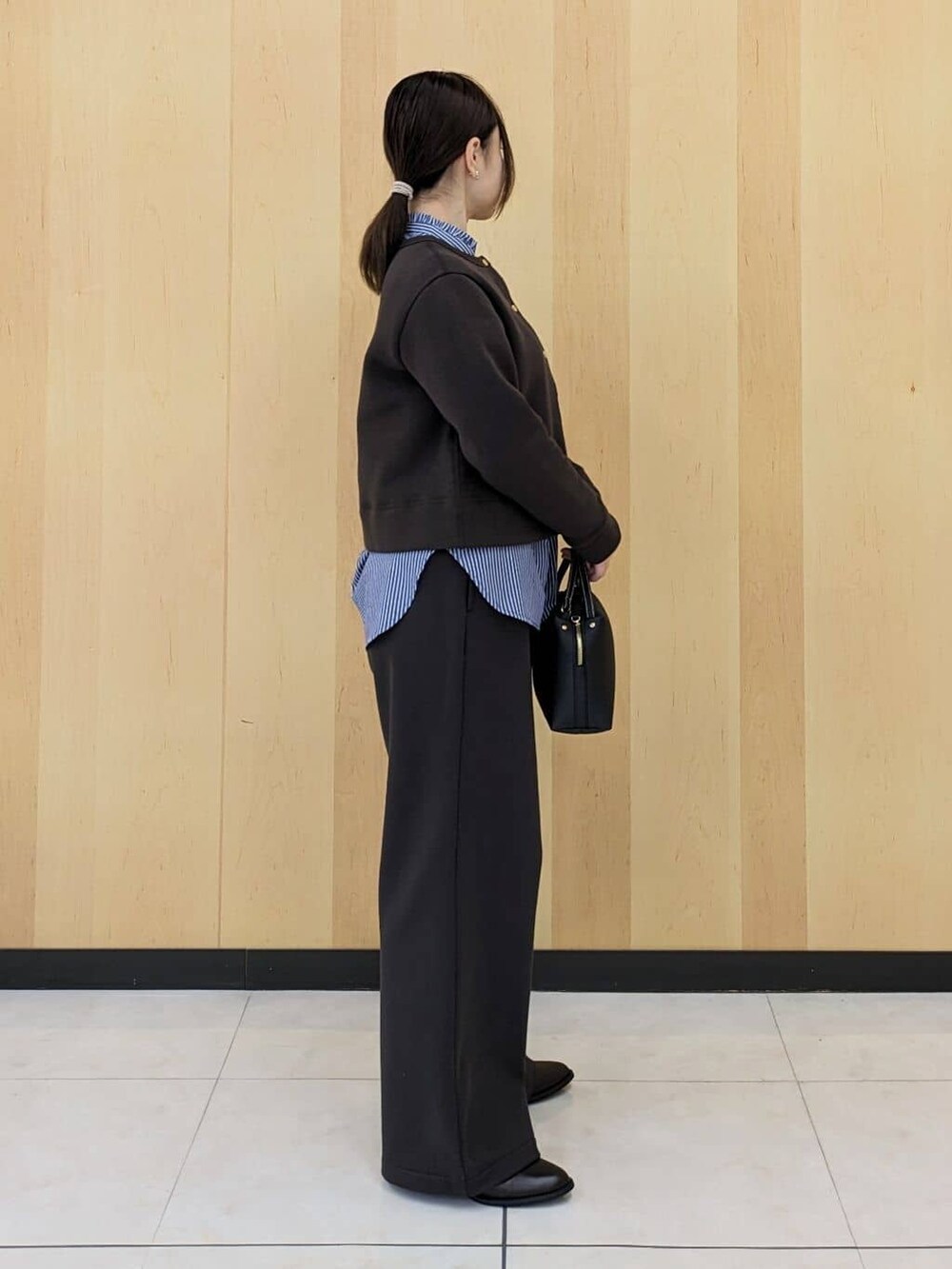 ブラウン系のカーディガン/ボレロ、ブルー系のシャツ/ブラウス、ブラウン系のその他パンツを着用したレディースの冬コーディネートの2枚目の写真