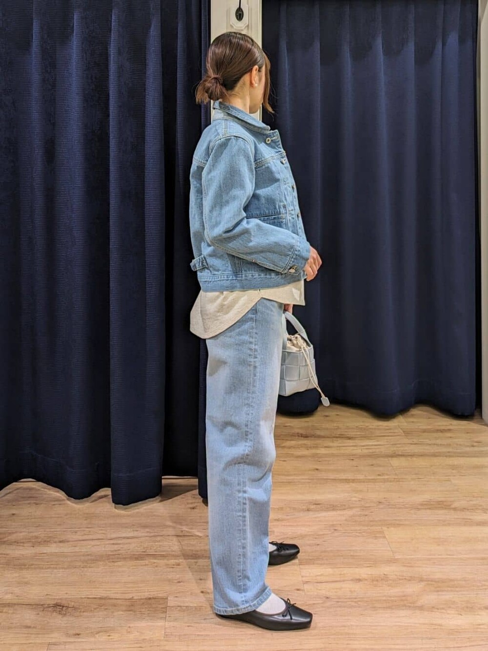 ベージュ系のTシャツ/カットソー、ブルー系のデニムジャケット、ブルー系のデニムパンツを着用したレディースの冬コーディネートの2枚目の写真