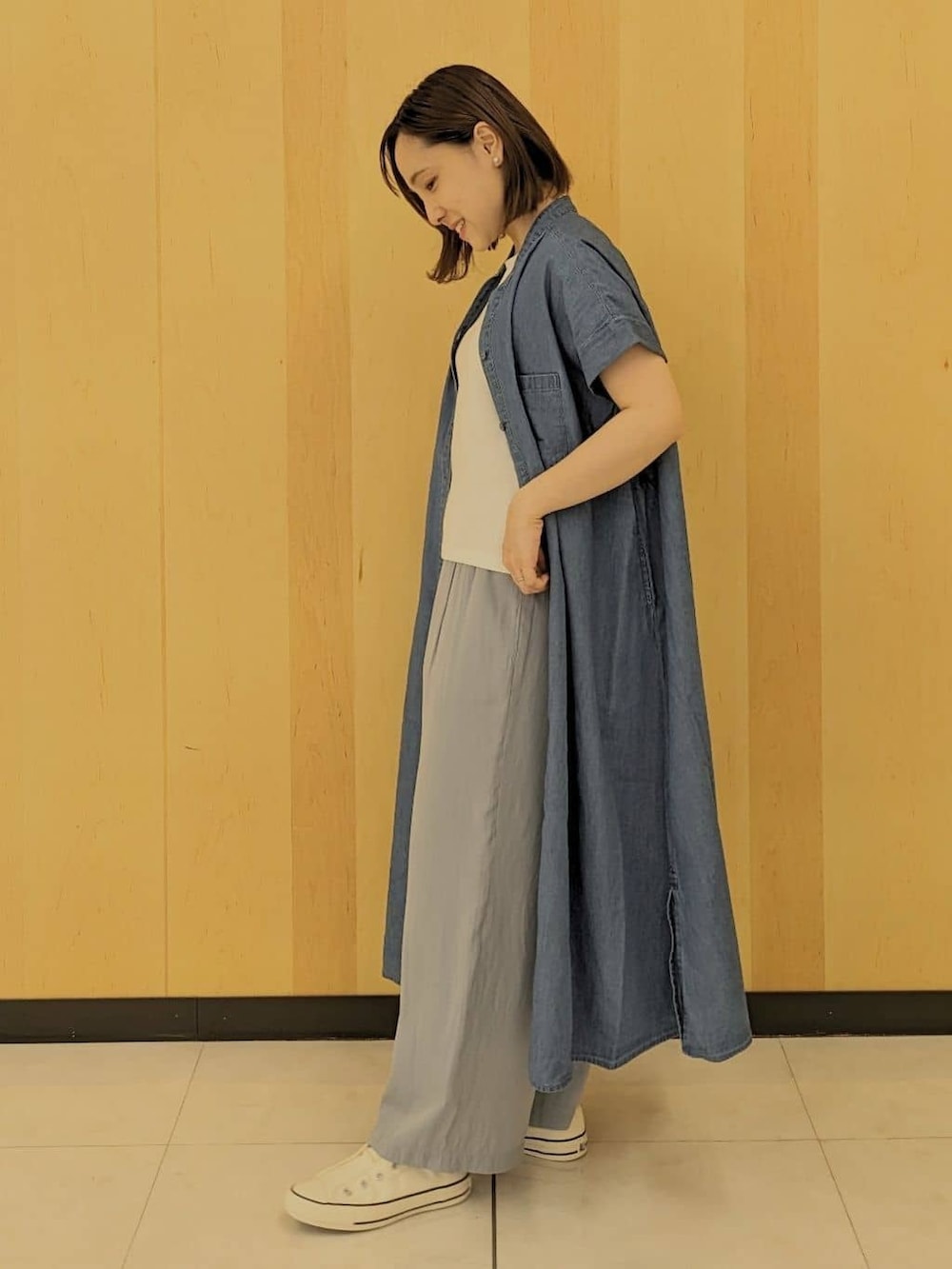 ブルー系のワンピース、ホワイト系のTシャツ/カットソー、ブルー系のその他パンツを着用したレディースの春コーディネートの2枚目の写真