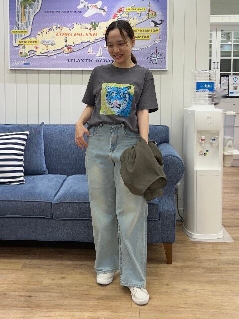 グレー系のブルゾン、グレー系のTシャツ/カットソー、ブルー系のその他パンツを着用したレディースの夏コーディネートの4枚目の写真
