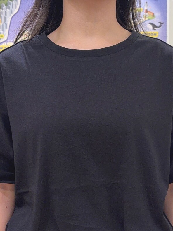 ブラック系のTシャツ/カットソー、ブルー系のその他パンツ、グレー系のトートバッグを着用したレディースの夏コーディネートの4枚目の写真