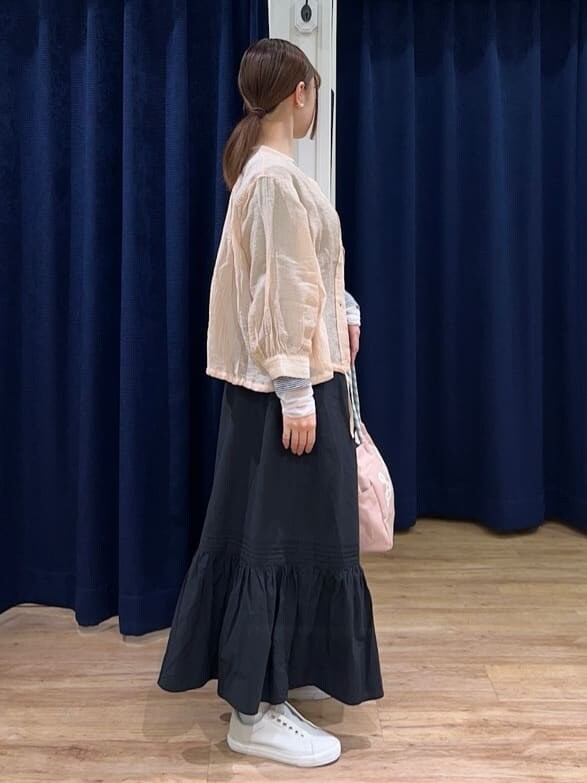 ブルー系のTシャツ/カットソー、ピンク系のシャツ/ブラウス、ブラック系のスカートを着用したレディースの春コーディネートの2枚目の写真