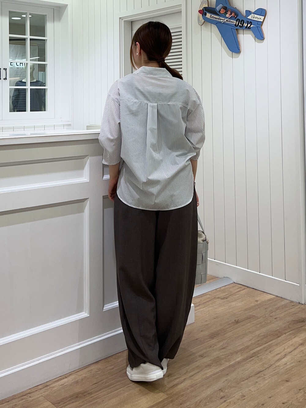 ホワイト系のシャツ/ブラウス、ブラウン系のその他パンツ、シルバー系のショルダーバッグを着用したレディースの春コーディネートの3枚目の写真