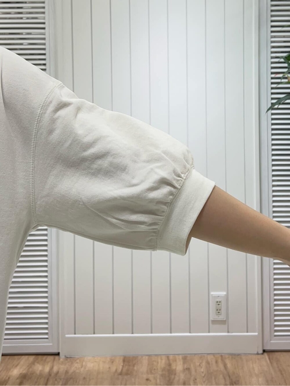 ホワイト系のTシャツ/カットソー、ベージュ系のその他パンツを着用したレディースの春コーディネートの5枚目の写真
