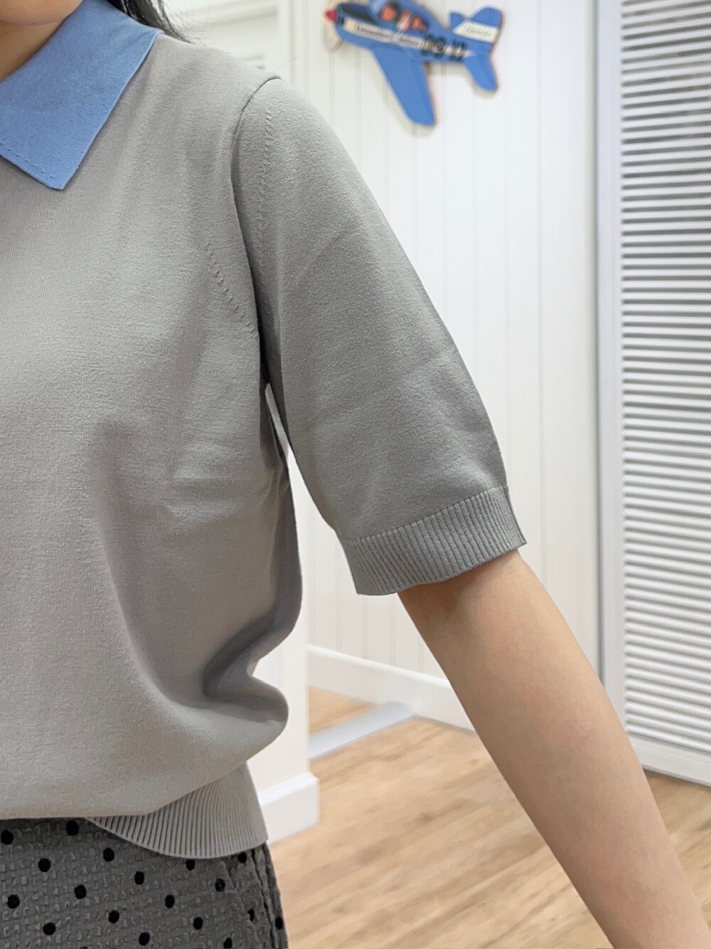 ブラウン系のニット/セーター、グレー系のその他パンツ、グレー系のトートバッグを着用したレディースの夏コーディネートの5枚目の写真