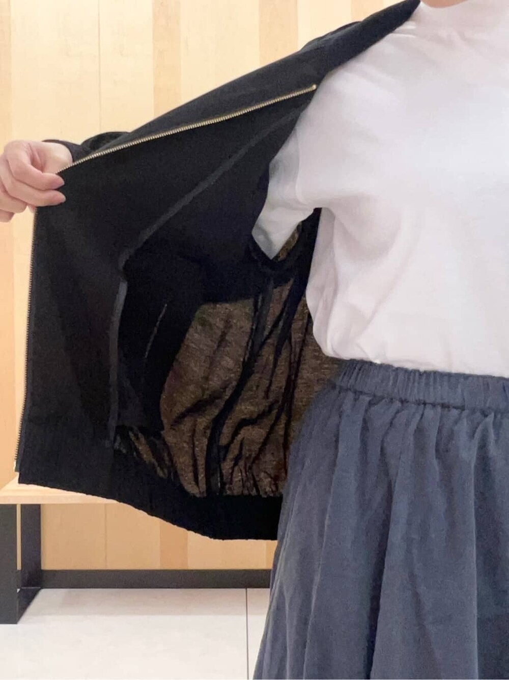 ホワイト系のTシャツ/カットソー、ブラック系のドレスシューズを着用したレディースの夏コーディネートの6枚目の写真