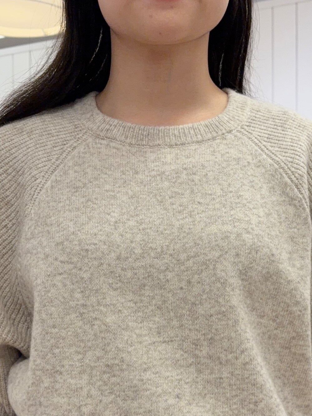 ベージュ系のニット/セーター、レッド系のスカート、ベージュ系のトートバッグを着用したレディースの秋コーディネートの4枚目の写真