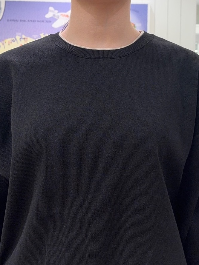 ブラック系のニット/セーター、ベージュ系のその他パンツ、ブラック系のトートバッグを着用したレディースの夏コーディネートの4枚目の写真