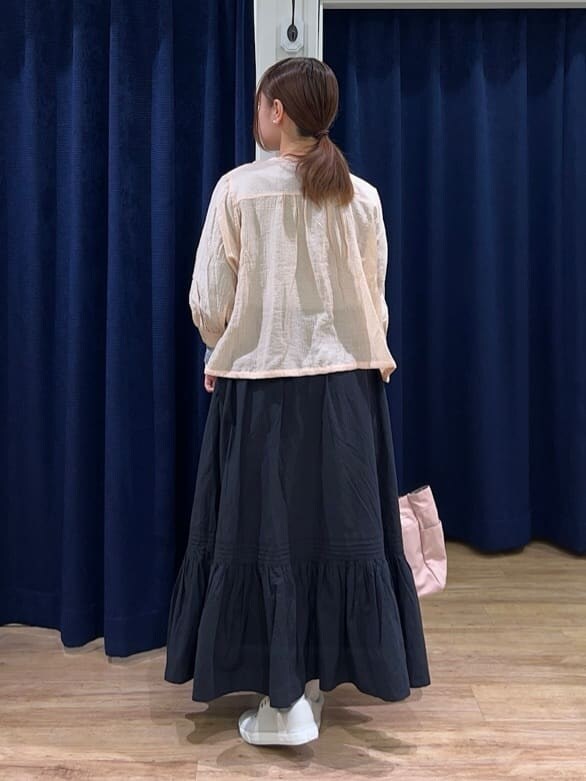 ブルー系のTシャツ/カットソー、ピンク系のシャツ/ブラウス、ブラック系のスカートを着用したレディースの春コーディネートの3枚目の写真