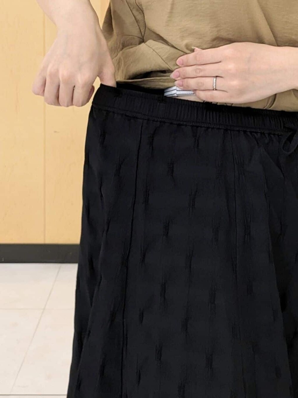 ベージュ系のシャツ/ブラウス、ブラック系のスカート、ブラウン系のトートバッグを着用したレディースの夏コーディネートの6枚目の写真