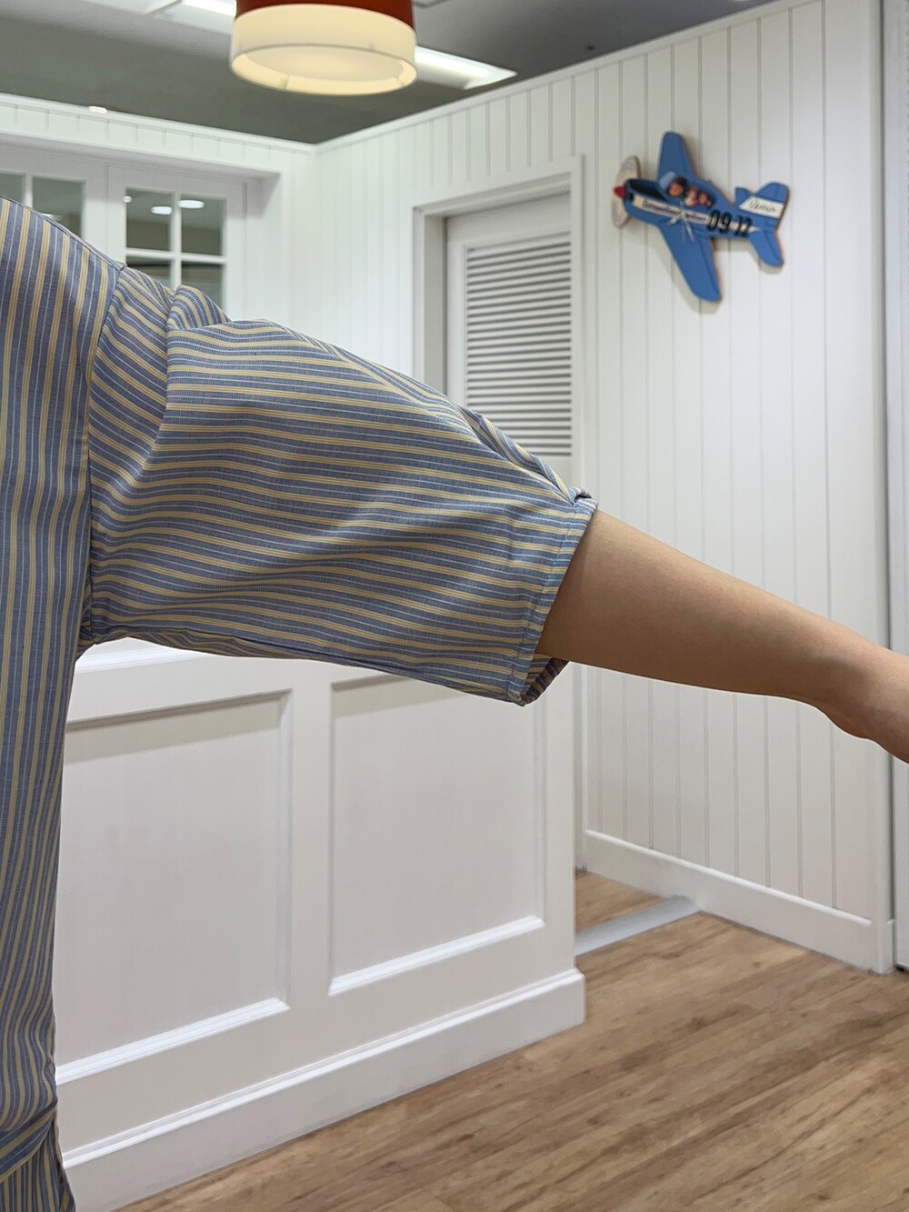 イエロー系のシャツ/ブラウス、ブルー系のその他パンツ、ブルー系のショルダーバッグを着用したレディースの春コーディネートの5枚目の写真
