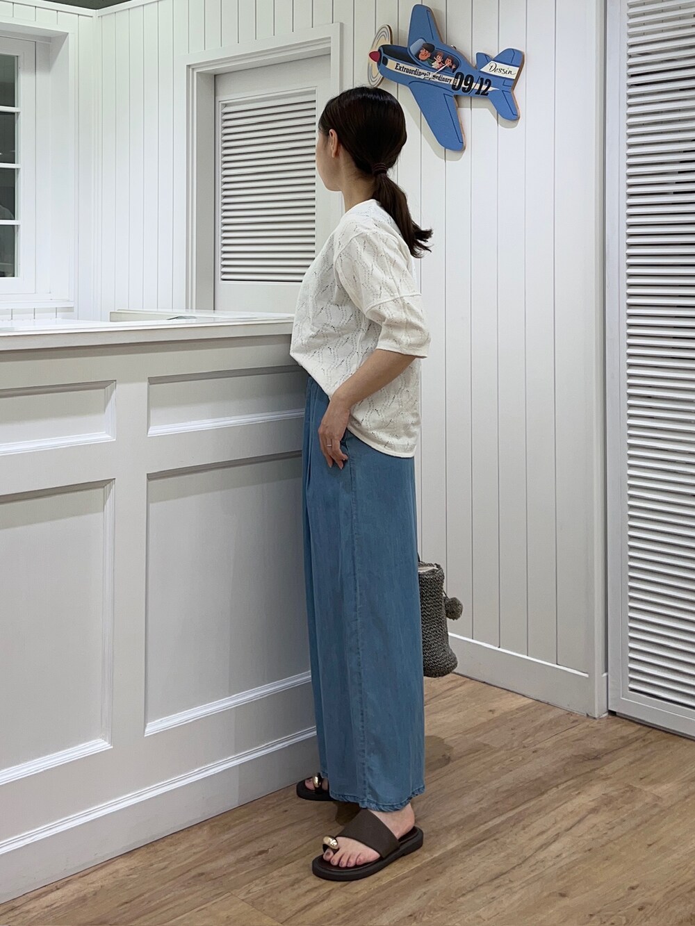 ホワイト系のTシャツ/カットソー、ブルー系のデニムパンツを着用したレディースの夏コーディネートの2枚目の写真