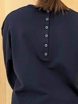 ブルー系のTシャツ/カットソー、ブラウン系のその他パンツ、レッド系のトートバッグを着用したレディースの秋コーディネートの5枚目の写真