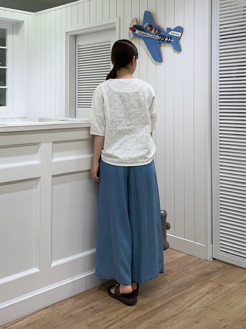ホワイト系のTシャツ/カットソー、ブルー系のデニムパンツを着用したレディースの夏コーディネートの3枚目の写真